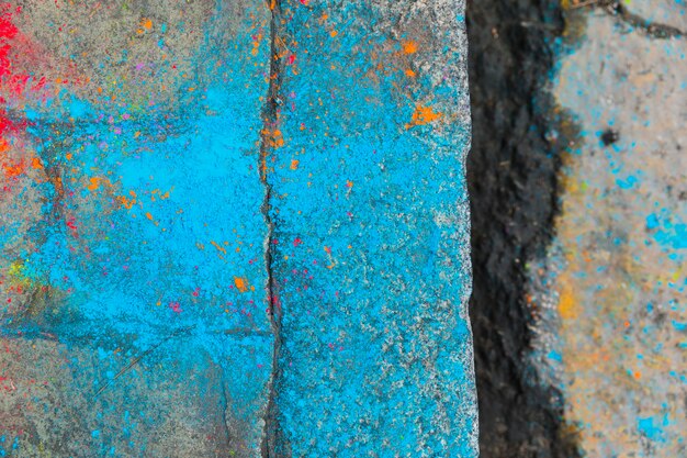 Расщелина на брусчатке в синей краске