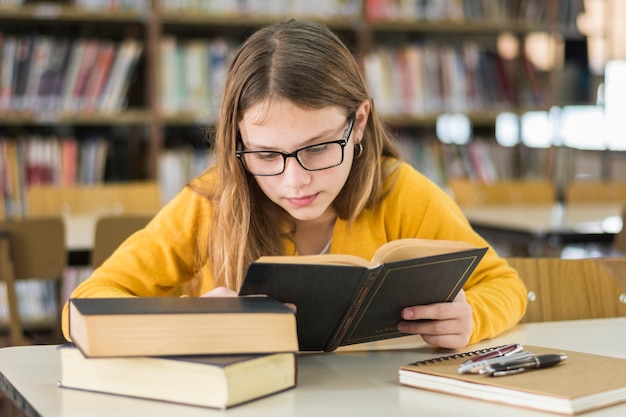 賢い少女が図書館で読む