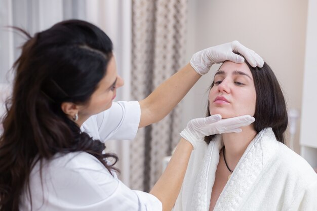 Free photo a client at a beautician's appointment, consultation, face shaping, preparation for upcoming procedures, visual examination of problem areas