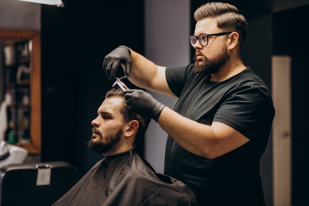 Бесплатное фото Клиент делает стрижку в парикмахерской салона