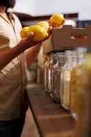 無料写真 バイオスーパーマーケットでレモンを摘む顧客