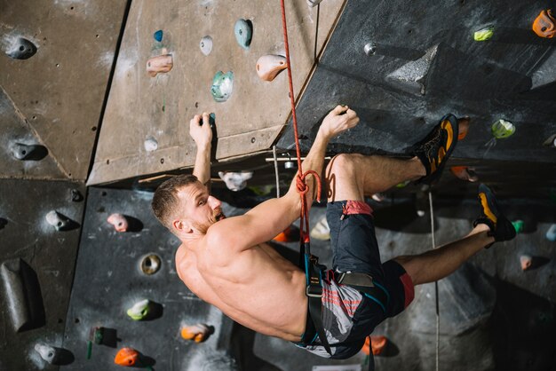 Free photo climber on dangerous ledge