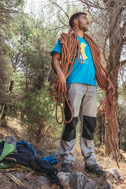 Бесплатное фото Альпинист с веревкой вокруг шеи
