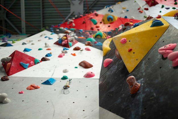 Foto gratuita parete da arrampicata al chiuso