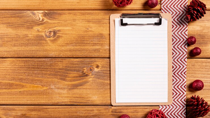 Free Photo clipboard and christmas decorations on wooden table