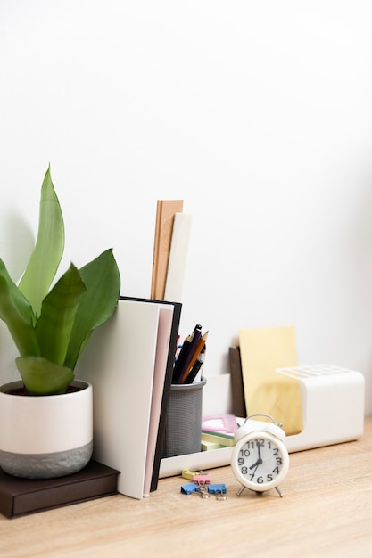 Free photo clipboard and glasses on desk