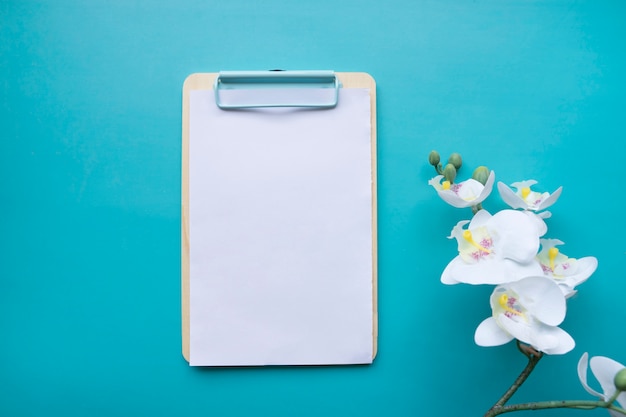 Free photo clipboard with flower