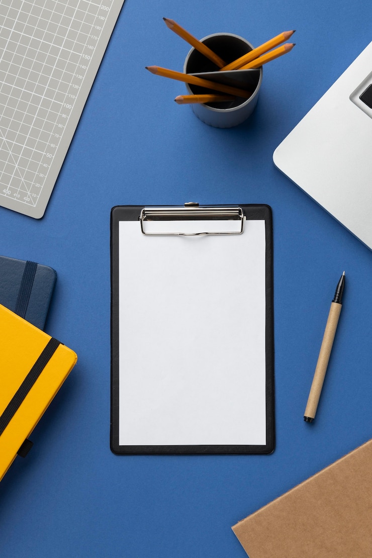 Free Photo clipboard with to do list on desk top view