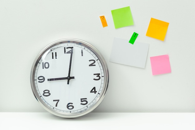 Free photo clock at an office tablee