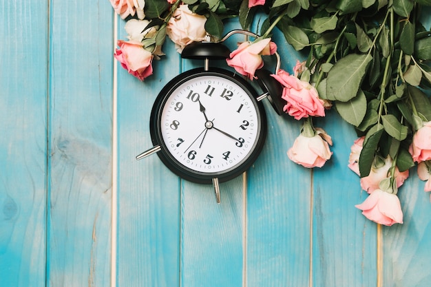 Free photo clock and pink roses