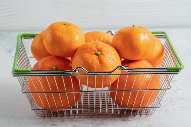 Cloe up фото свежих органических мандаринов в корзине.