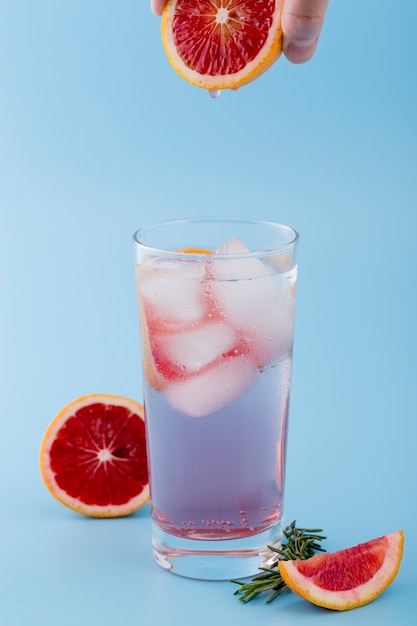 Free photo close-pup man with red orange slice and drink