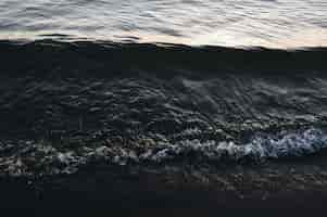 Free photo close shot of sea waves hitting the shore