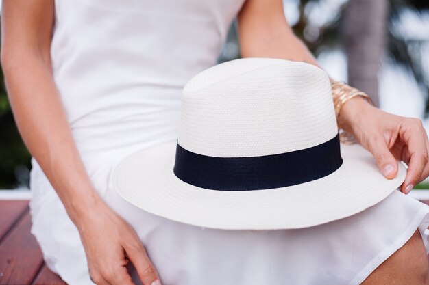 古典的な白い帽子とシルクのフィッティングドレスのクローズショットの女性