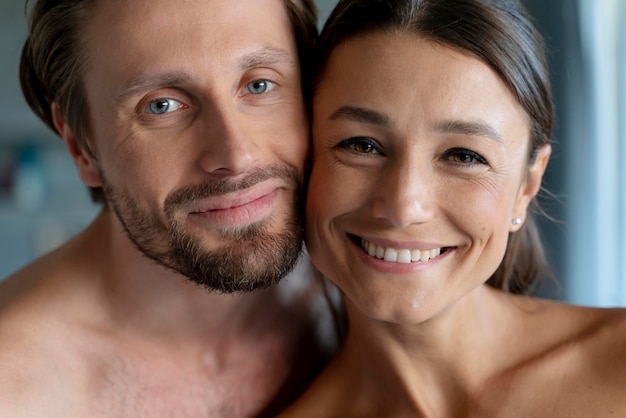 Foto gratuita chiudere la coppia a casa condividendo momenti teneri