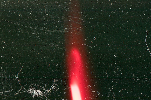 Крупным планом абстрактное красное пламя на поцарапанной поверхности