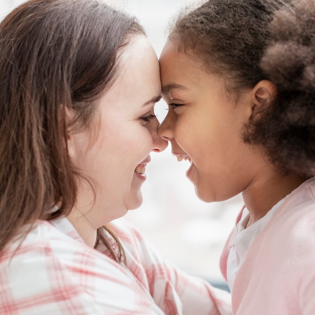 Foto gratuita ragazza adorabile del primo piano felice di essere con sua madre