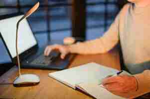 Foto gratuita maschio adulto del primo piano che prende le note del lavoro