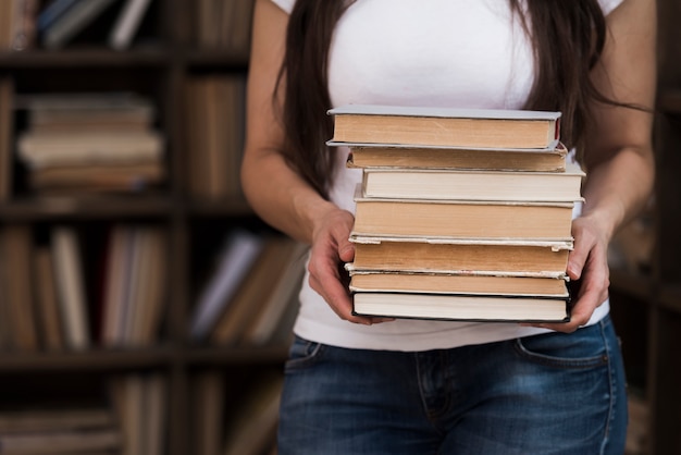 Libri della tenuta della donna adulta del primo piano