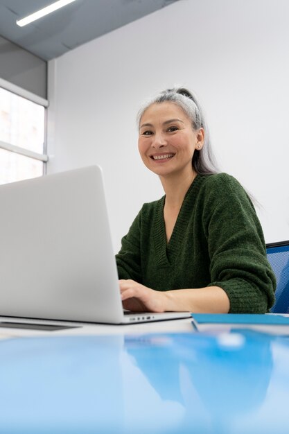 オフィスで働く大人の女性のクローズアップ