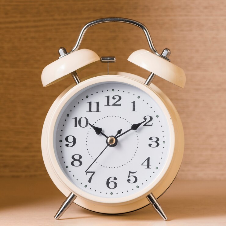 मुफ़्त फोटो close-up of an alarm clock on wooden background