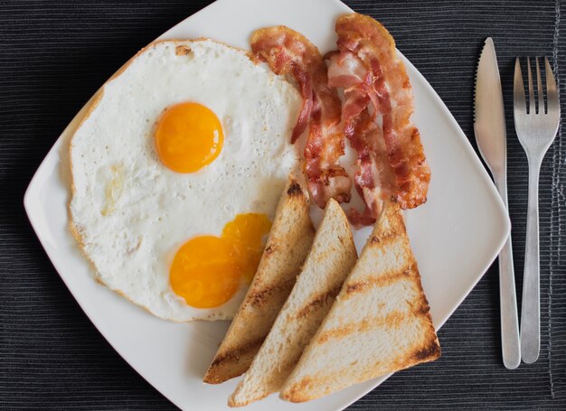 テーブルの上のアメリカの朝食をクローズアップ