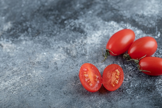 아미쉬 페이스트 토마토를 반으로 자르거나 전체를 닫습니다. 고품질 사진