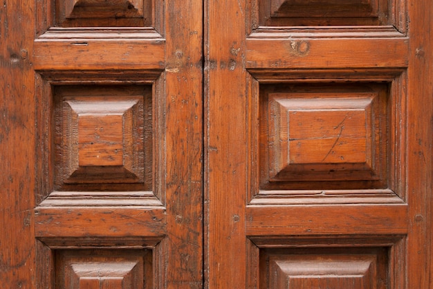 Крупным планом античной деревянной двери