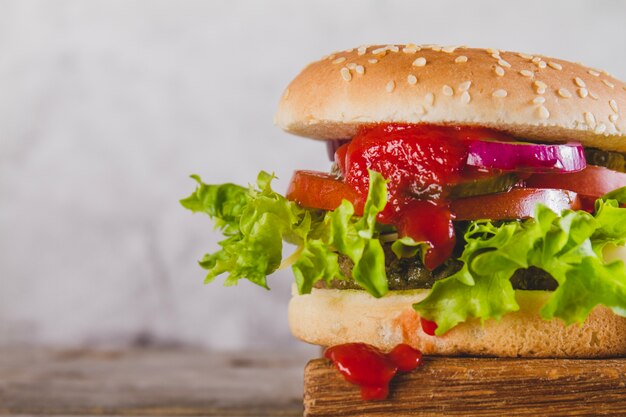 양상추와 토마토와 식욕을 돋 우는 햄버거의 클로즈업