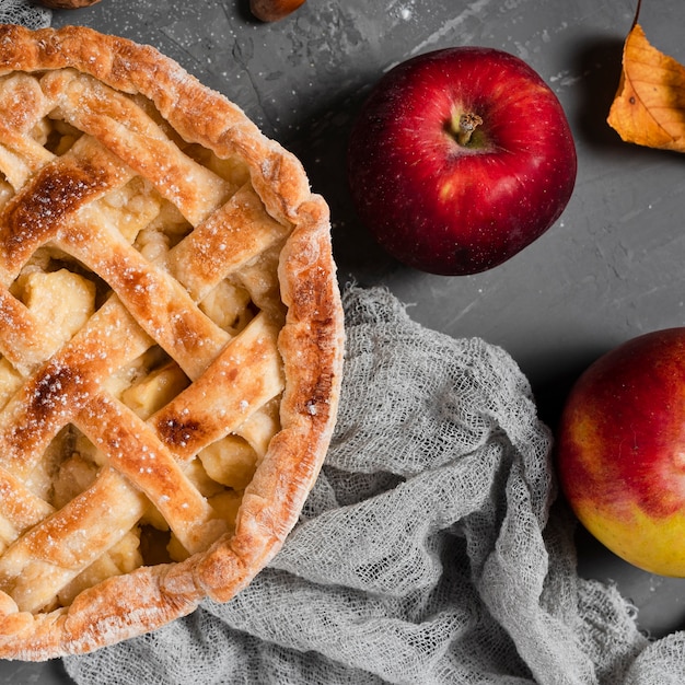 Крупный план аппетитного пирога и яблок