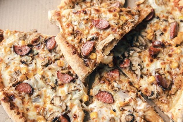 식욕을 돋 우는 피자 조각 음식 배경을 닫습니다