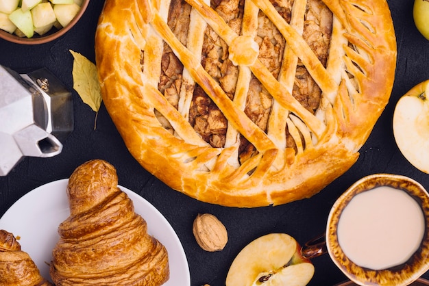 Foto gratuita le mele del primo piano si avvicinano alla bevanda e alla pasticceria