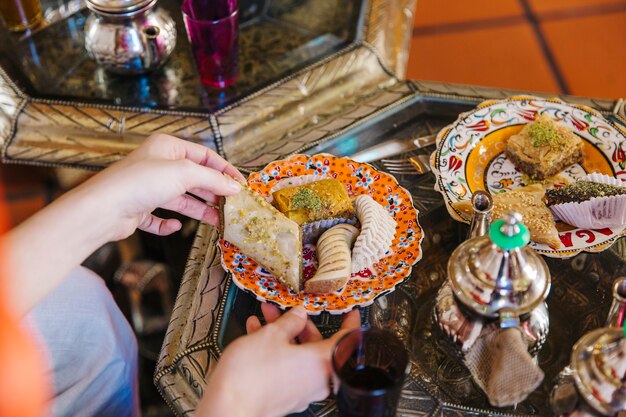 레스토랑에서 아랍 음식의 클로즈업
