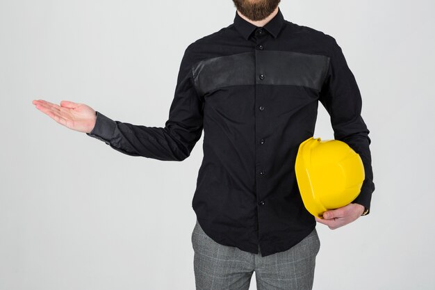 Крупный план архитектор холдинг hardhat, представляющий