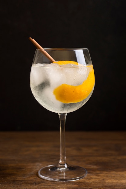 Foto gratuita bevanda aromatica del cocktail del primo piano pronta per essere servito