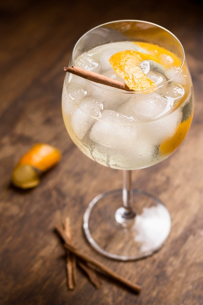 Foto gratuita bevanda aromatica del cocktail del primo piano pronta per essere servito