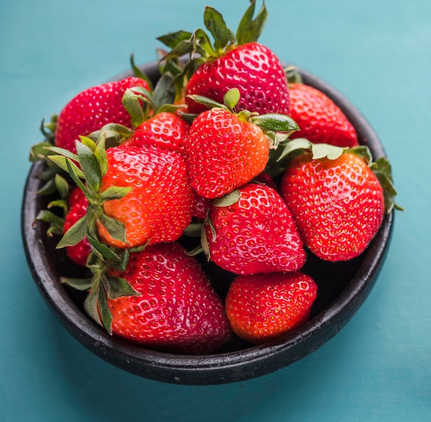 유기농 딸기의 근접 배열