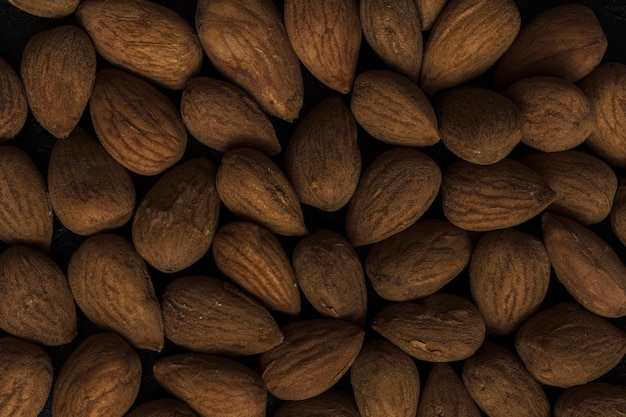 Free photo close-up arrangement of tasty almonds