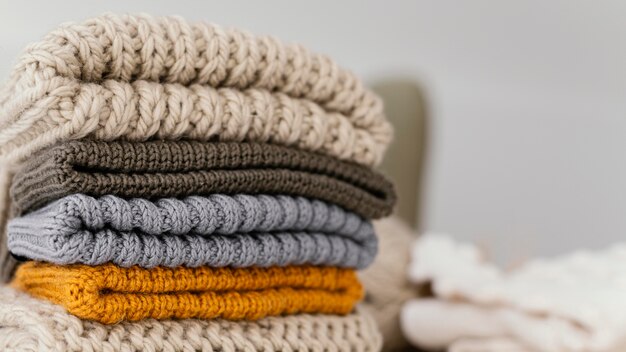 Close-up arrangement with knitted clothes