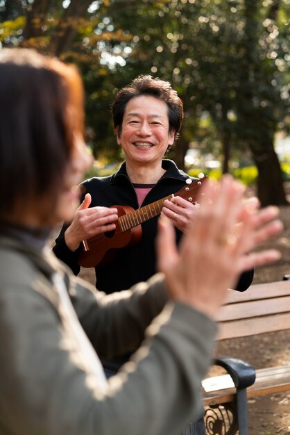 자연 속에서 아시아 사람들을 닫습니다