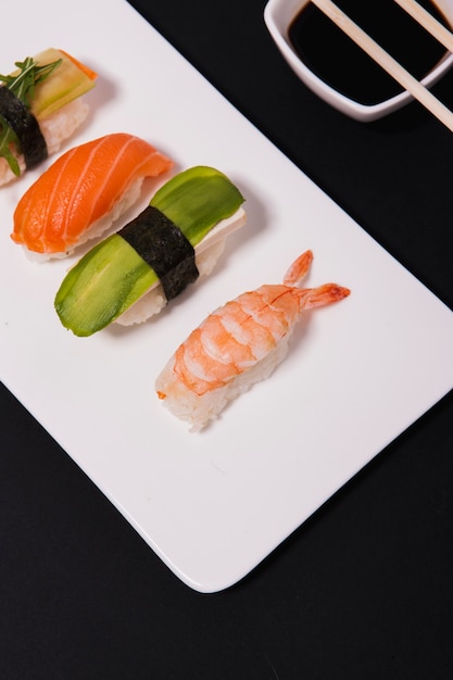 Foto gratuita sushi assortiti del primo piano sul piatto