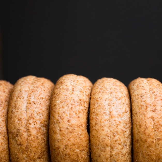 Foto gratuita close-up assortimento di bagel