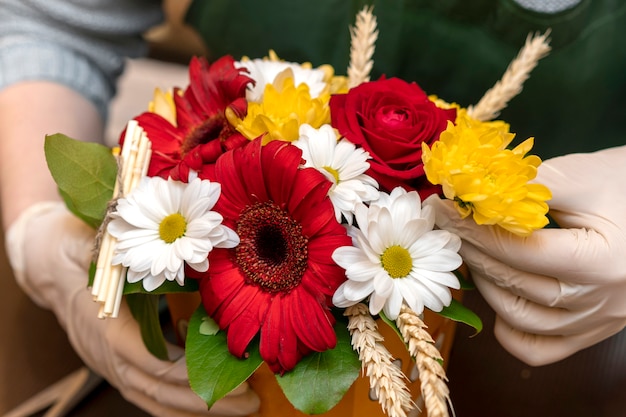 Foto gratuita close-up assortimento di fiori eleganti