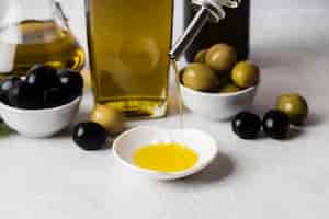 Foto gratuita assortimento di close-up di olive e olio biologici
