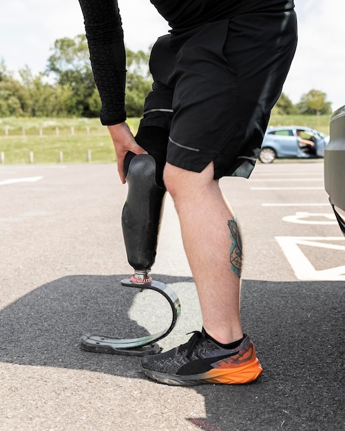 Крупным планом спортсмен с протезом ноги