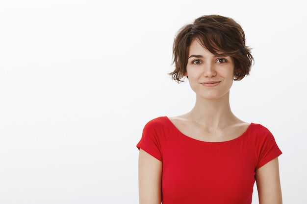 Free photo close-up of attractive smiling woman looking hopeful