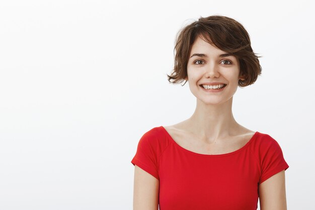 Primo piano della donna sorridente attraente con i capelli corti