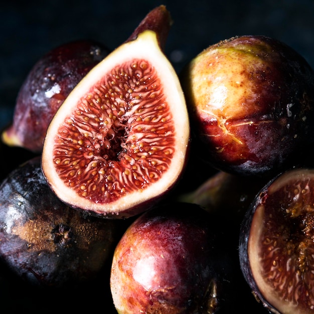 Free photo close-up of autumn figs on plate