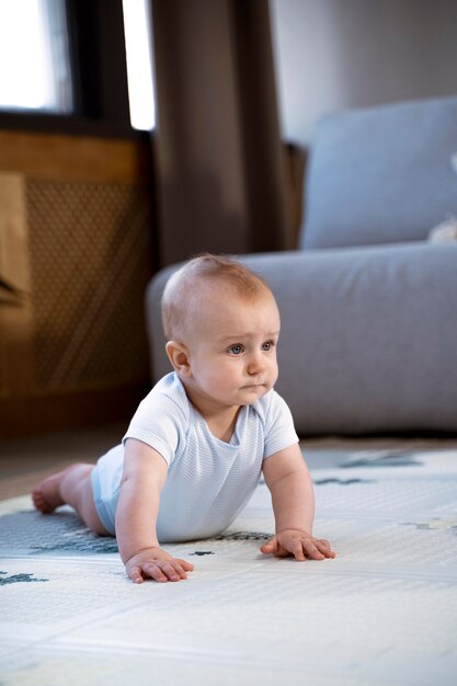 Foto gratuita primo piano sul bambino che gattona e impara a camminare