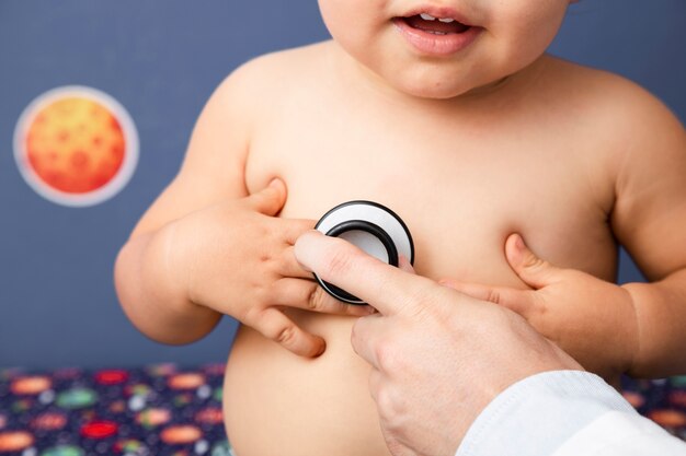 聴診器で赤ちゃんのクローズアップ検査